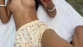 खूबसूरत शेव्ड इंडियन देसी विलेज गर्ल बॉयफ्रेंड को रैंच पर बाहर चुदती है