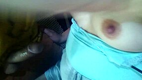 Jugando con sus pechos en un viejo galpón de herramientas entre caricias y pasión en un espacio íntimo y rústico