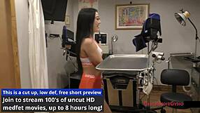 ब्लेयर सेलेस्ट अपनी बड़ी गैंड और छोटी टिट्स को एग्जामिन करती है