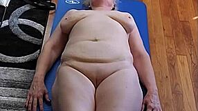 pussy yoga to jerkoff to with mature milf jerking