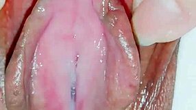 अरे, मैं सबको अपनी टाइट गीली चूत दिखाना चाहती हूं जैसे ये एशियन एमेच्योर फैलाकर क्लिट और होंठों से मस्ती कर रही है