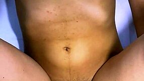 El infiel y la estudiante intercambiaron miradas furtivas en la sala de clases y terminaron besándose 😏