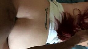 बड़ी गांड वाली पॉग सोलो फेटिश में गांड दिखा रही