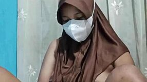 महासिस्वी हिजाब वाली सुंदर डिल्डो से मस्तरबेट करती है