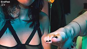 Brunette Latina goddesses in bisexual threesome lick and kiss honey-covered feet