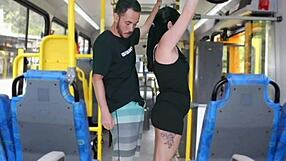 बस में बूढ़ा आदमी ब्रूनेट के साथ रगड़ता है और मस्तरबेट कर के उस पर कम करता है