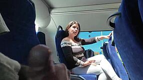 एक्सहिबिशनिस्ट कर्वी मिल्फ को पब्लिक बस में ब्लो जॉब और हैंडजॉब के लिए लूर करता है जब तक वह उसके मुंह में कम एक्सप्लोड नहीं करता