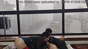 बड़ी गांड नीली आंखों वाली ब्रूनेट स्लट जींस में आउटडोर बेअरबैक ब्लोजॉब सुझाती