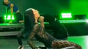 Aitana shows off her dance moves in a lively and engaging way.