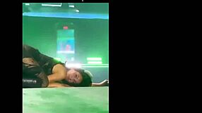 Aitana shows off her dance moves in a lively and engaging way.