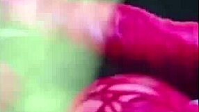 Aitana shows off her dance moves in a lively and engaging way.