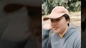 इस चब्बी इंडियन बीबीडब्ल्यू के साथ आउटडोर ब्लोजॉब... उसका बड़ा क्लिट और गीली चूत मुझे क्रीमपाई में जोर से कम करती है