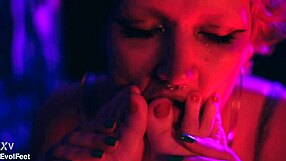 Oh my god, Bia Roman and Sam Quinn make me crave worshipping those sexy feet right now!