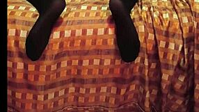 flaquita arrecha se mueve ricoo on the bed with brown eyes