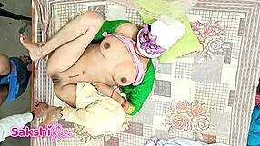 हेय, मैंने दोस्त की मॉम की मसाज में हेल्प की फिर उस हॉट आंटी को बेडरूम में काऊगर्ल स्टाइल में हार्ड बैंग किया! 😏