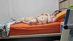 Coolmarina, puta viciosa, se despierta pensando en meterse un rabo. ¿Quieres unirte a esta prostituta en su deseo ardiente?