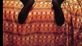 flaquita arrecha se mueve ricoo on the bed with brown eyes