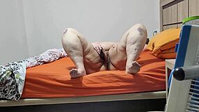 Coolmarina, puta viciosa, se despierta pensando en meterse un rabo. ¿Quieres unirte a esta prostituta en su deseo ardiente?