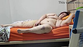 Coolmarina, puta viciosa, se despierta pensando en meterse un rabo. ¿Quieres unirte a esta prostituta en su deseo ardiente?