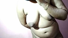 Huge Ass and Huge Boobs on Amateur Big Natural Tits Girlfriend