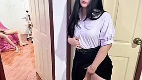 वह मुझे अपनी सोफे पर स्टूडेंट के रूप में मस्तरबेट करते हुए कैच करती है