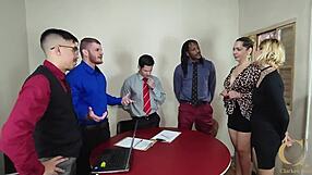 ऑफिस स्लट बेयरबैक गैंगबैंग में बड़े ब्लैक कॉक्स से डबल पेनेट्रेशन लेती है