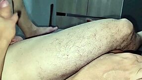 Fingir virgem para madrasta ajudar com bucetona gg