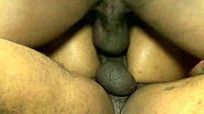 यह इंडियन मिल्फ बेड पर फिशनेट्स और हील्स में बेंड ओवर करती है डीपथ्रोट डॉगी फकिंग के लिए गेपिंग अस्सहोल के साथ।