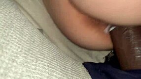 सौतेला बाप चुपके से आया और सोती मां के पास 18+ सौतेली बेटी को बिना कंडोम पेला