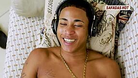 लिंगरी में ब्राजीलियन पड़ोसी का मोटा काला लंड राइड करने को मन कर रहा...