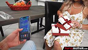 ये केयरिंग सौतेला बेटा सौतेली मां की चूत क्यों पीट रहा टैबू फैंटसी में?