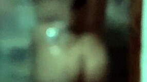 me caliento cada día más espiando a mi cuñada cuando se baña