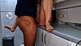 Mi Padrastro Me Atrapa En La Cocina Pero Quien Diria Que Terminamos Cogiendo Con Ese Gran Culo Latina Y Polla Monstruo?