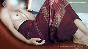 एशियन बेब बेडरूम में अकेली मस्ती करती है