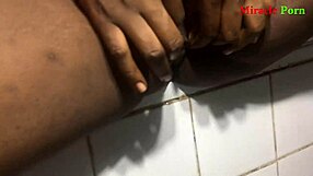 मेरी मोटी गर्लफ्रेंड बाथरूम में रफ हार्डकोर पेलिंग मांग रही!