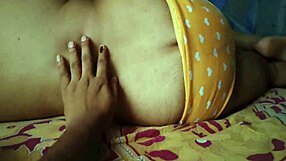 मेरी वाइफ पीरियड में - ककॉल्ड हब्बी उसकी स्लीपिंग फिल्म कर रहा है