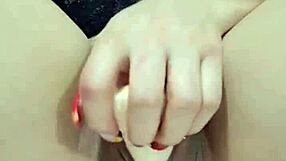 Disfruta de mi jugoso squirt linda rubia se masturba y eyacula delicioso orgasmo real en la webcam masturbacion con uñas rojas