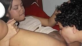 Encuentro a mi hermatrastra viendo porno le hago una apuesta y terminamos follando