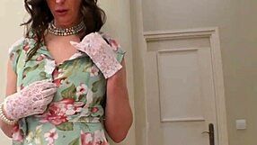 High Heeled Mature Brit Toying Herself In Stockings And Classy European Solo