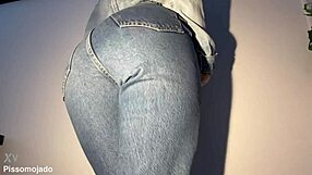 पड़ोस की क्यूट लड़की घरेलू सोलो में जीन में बेतहाशा पेशाब कर देती है