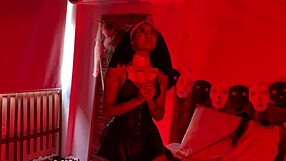 quarteto lesbico no halloween com fantasias e muita diversão em grupo