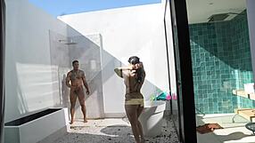 Los vecinos nos pillan follando en el baño de la piscina de la comunidad y nos graban.