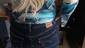 सनी में सेक्सी बिकिनी पहनकर मज़े ले रही हूँ