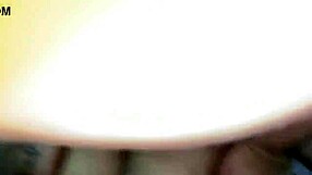 le ordeño sus grandes tetas a mi hermanastra mientras la follo en doggystyle