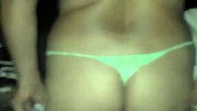 después de la fiesta nuera pagando la apuesta en un juego de citas