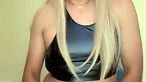 This transsexual reveals her rich tits while showing off her polla in a tempting display