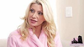 पोर्नस्टार मिल्फ़ को मेलमैन का भारी पैकेज मिला डॉगीस्टाइल के लिए झुक गई