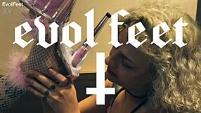 wanna suck my toes for a good day with this latina goddess?