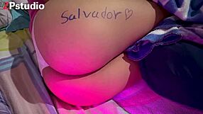 कर्वी लैटिना 18+ स्लट अपनी मोटी गांड को टाइट 18+ थोंग में टॉय से चोदी क्लोज़अप