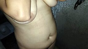 कर्वी इबोनी बॉस बाथरूम में ट्यूशन स्टूडेंट की मोटी चूत उंगली करती इबोनी चूत